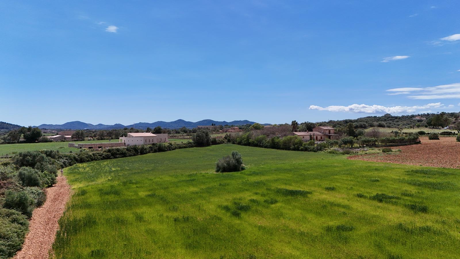 Rustikale Finca in idyllischer Umgebung mit genehmigtem Ausführungsprojekt, bereit, Ihr natürliches Refugium zu bauen.