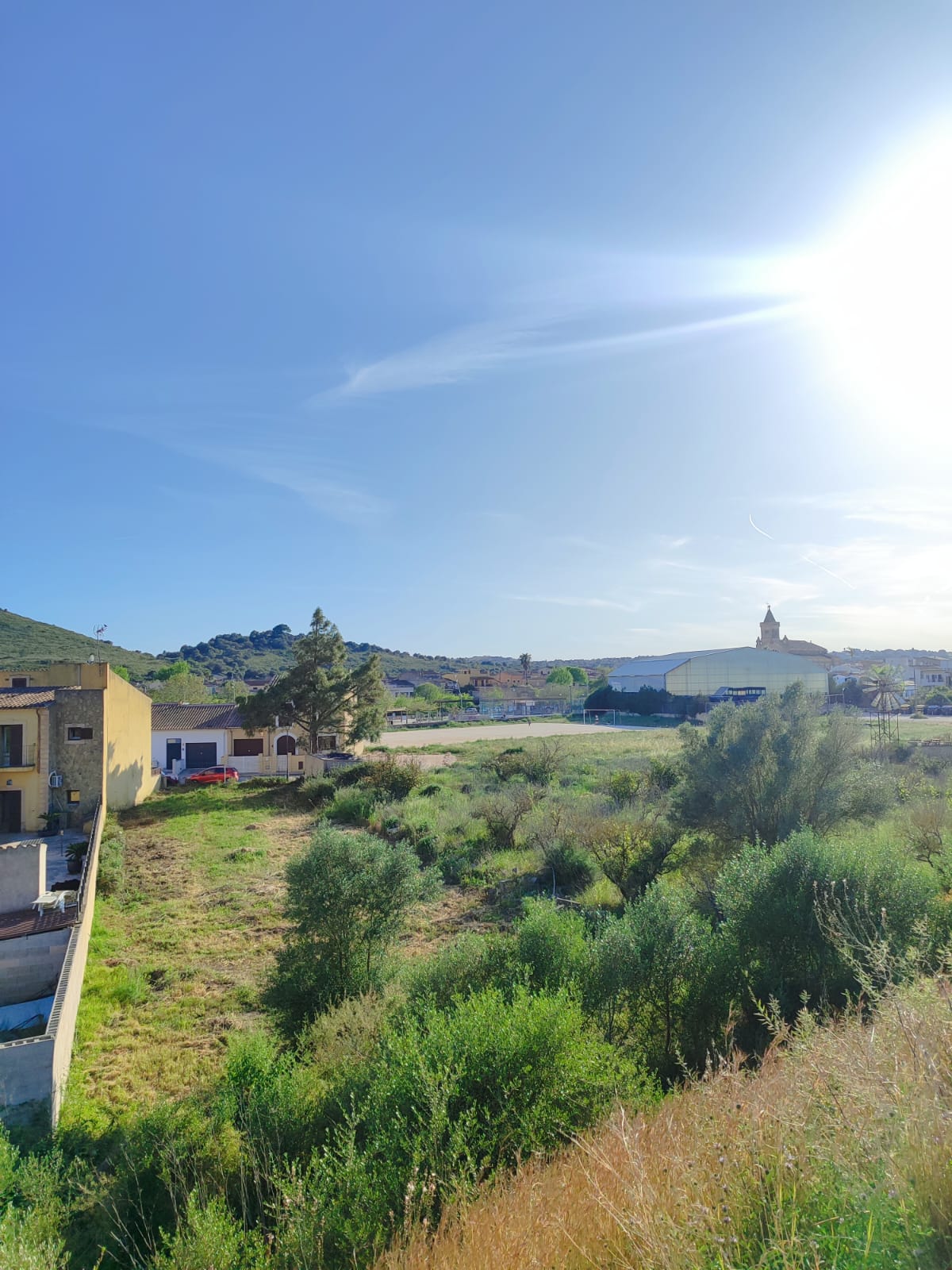 Solar urbano con bonitas vistas, zona tranquila, a tan solo 10 minutos de las playas de Cala Millor y Sa Coma.