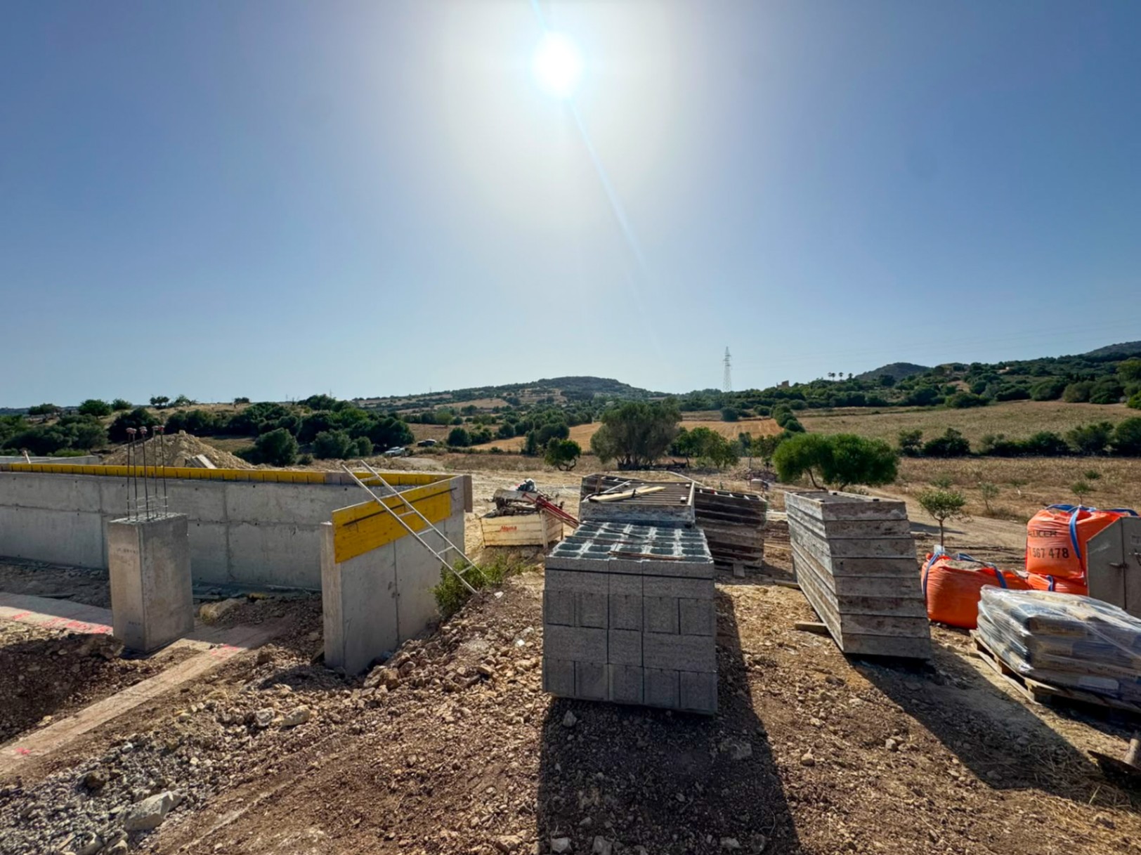 Finca rústica de obra nueva con impresionantes vistas panorámicas y puestas de sol cerca de San Lorenzo