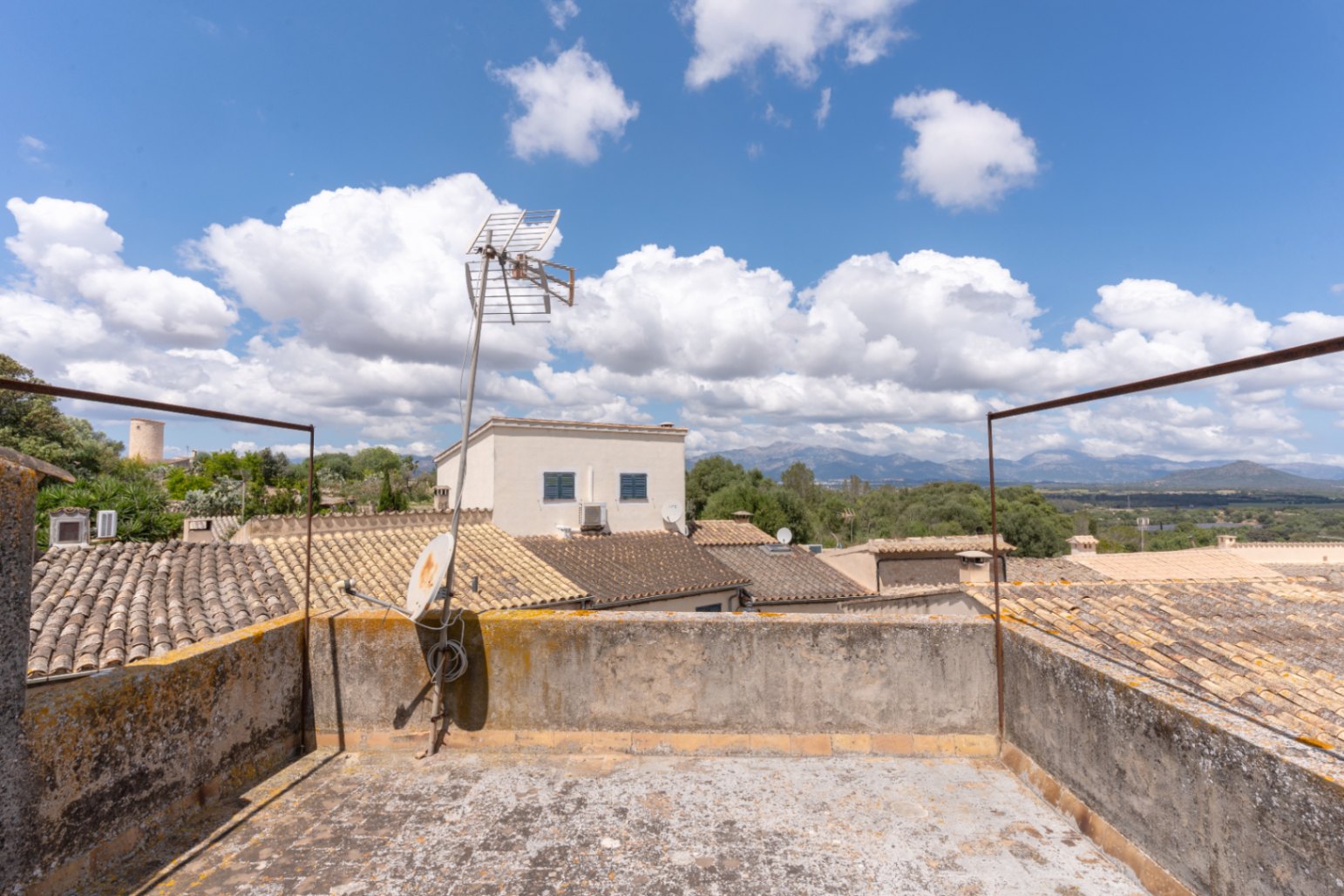 Costitx. Amplia casa de pueblo con patio, garaje y terraza a 20 minutos de Palma