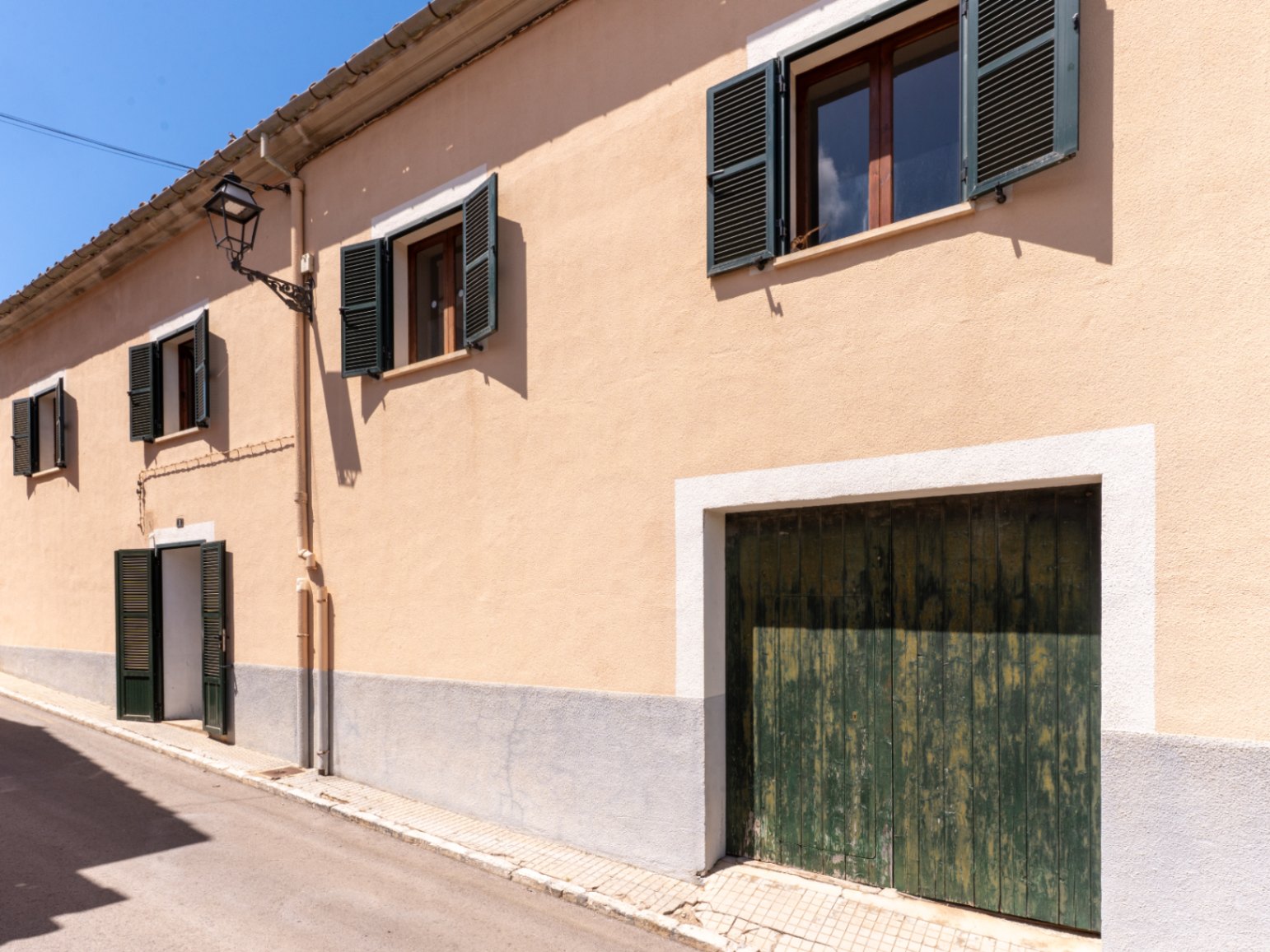 Costitx. Amplia casa de pueblo con patio, garaje y terraza a 20 minutos de Palma