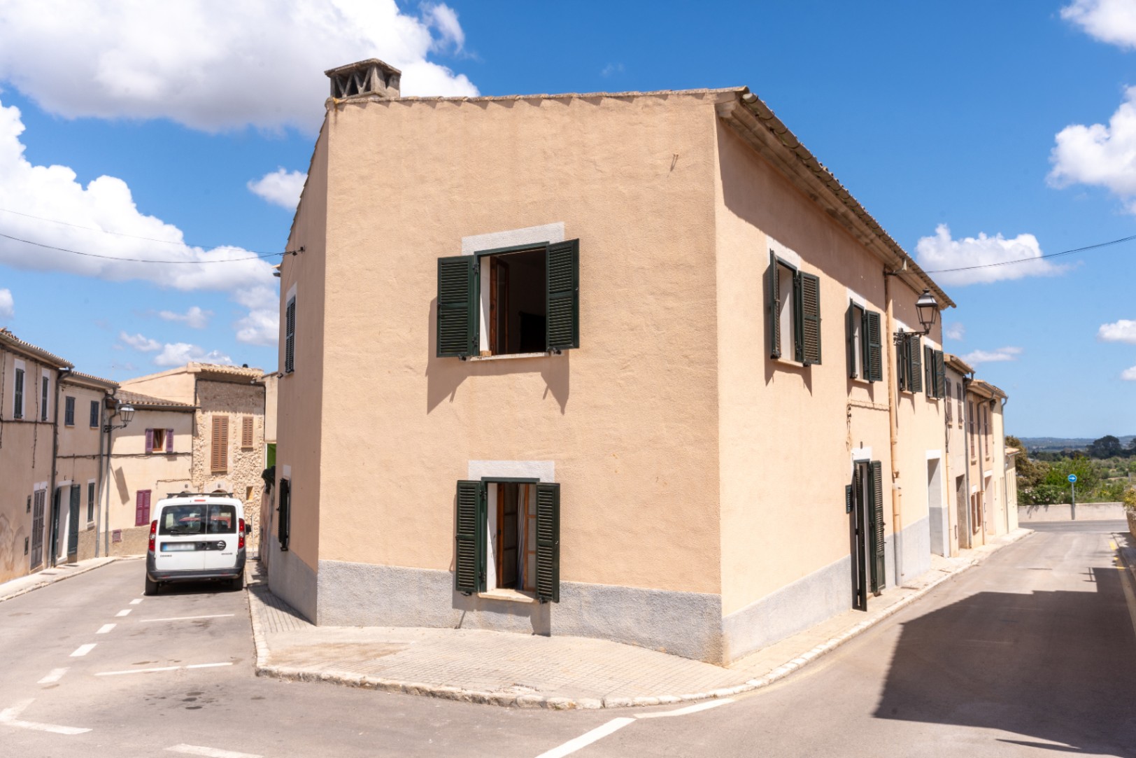 Costitx. Amplia casa de pueblo con patio, garaje y terraza a 20 minutos de Palma