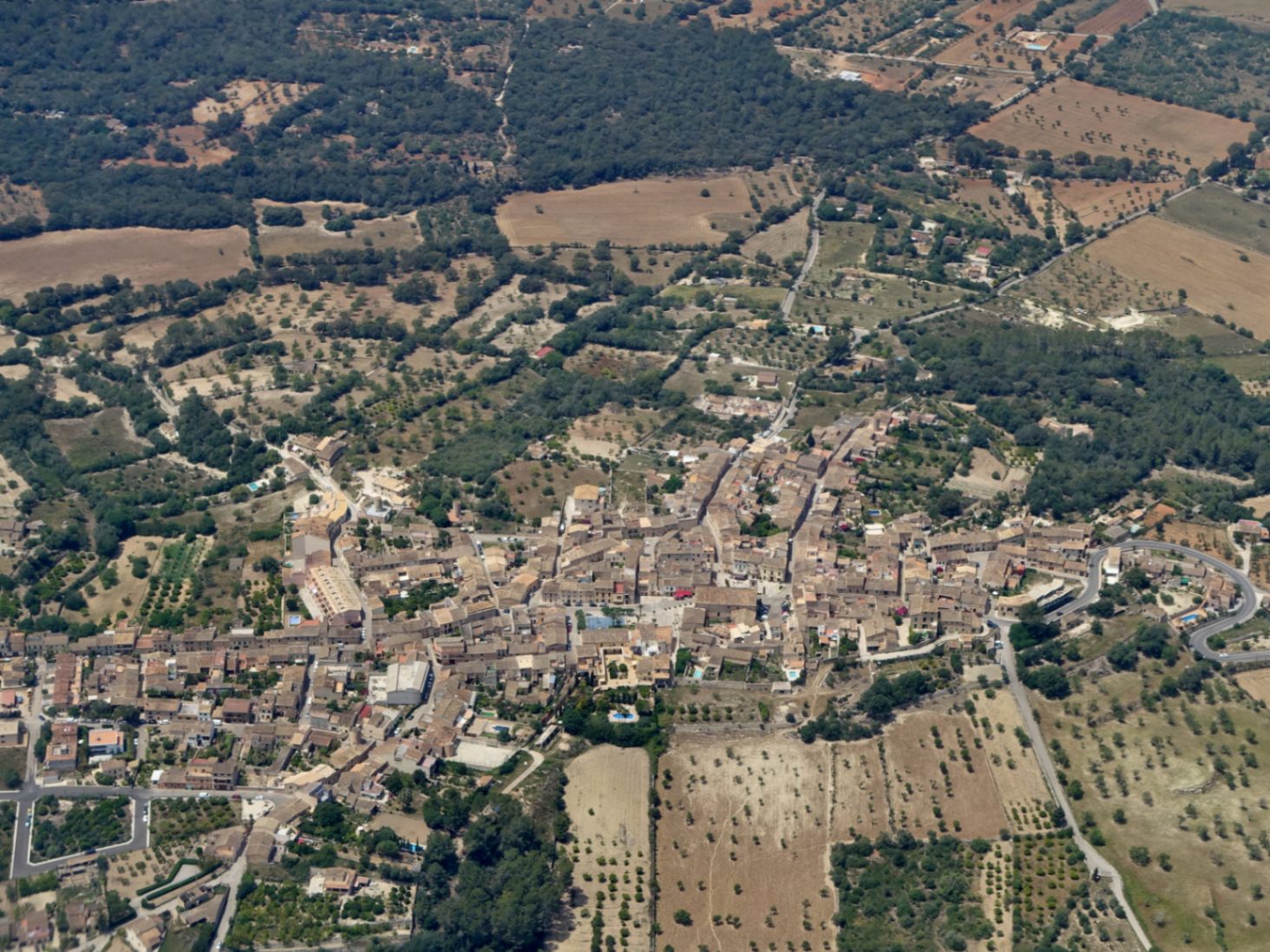 Costitx. Amplia casa de pueblo con patio, garaje y terraza a 20 minutos de Palma