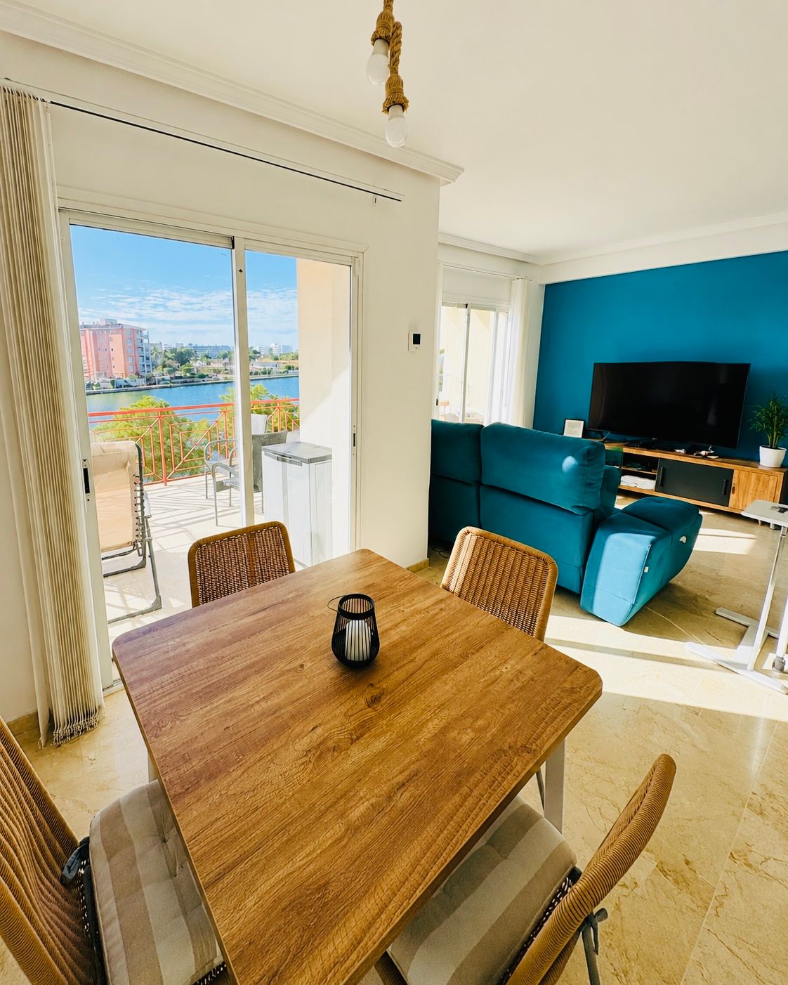 Piso-duplex con vistas y parking comunitario, a 5 minutos del mar.