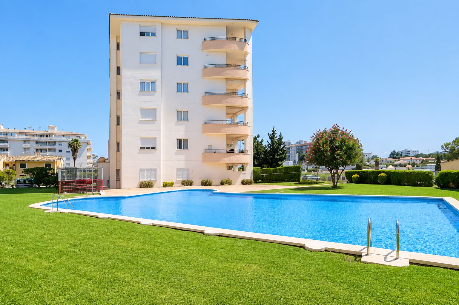 Piso-duplex con vistas y parking comunitario, a 5 minutos del mar.
