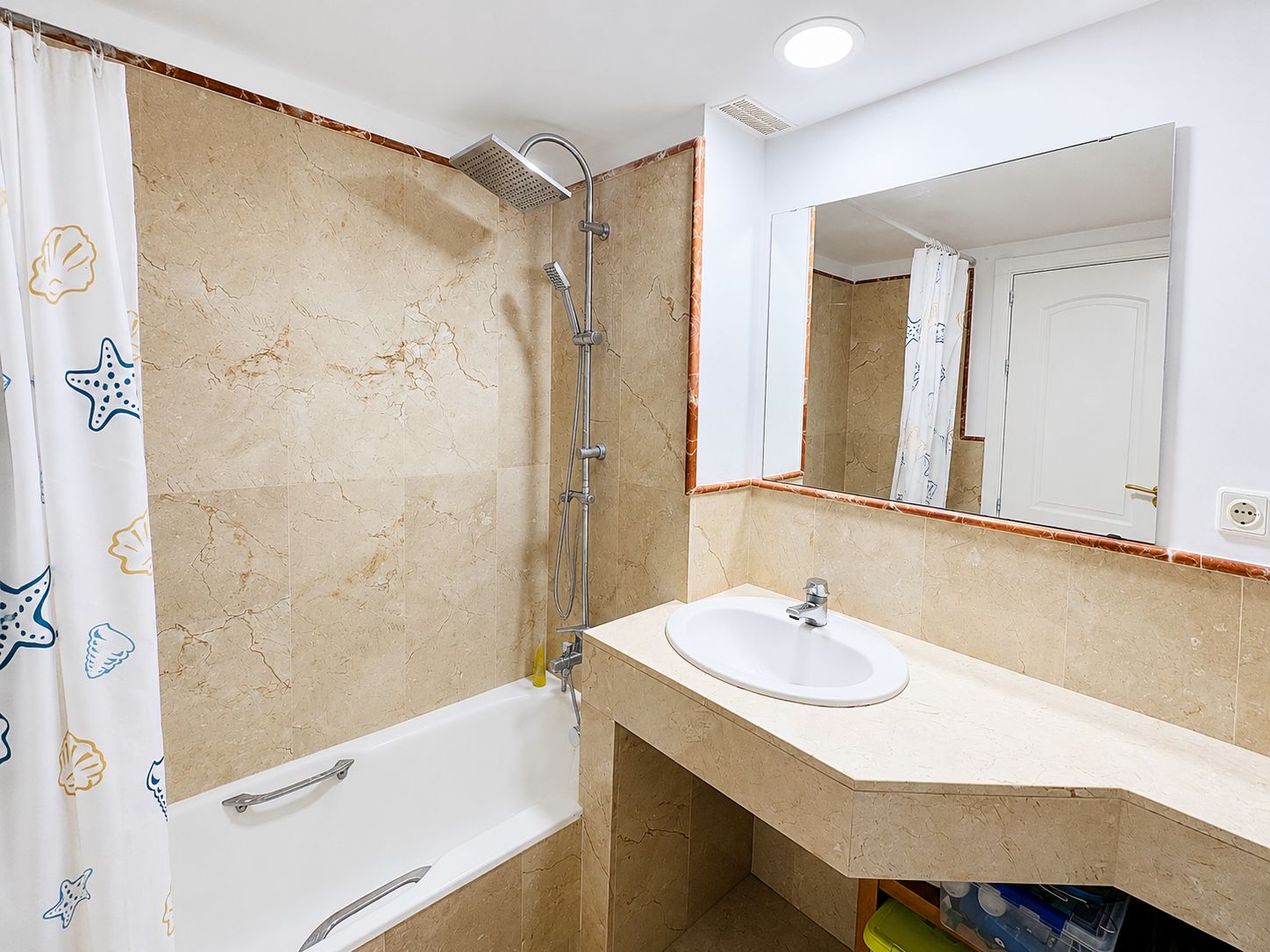 Piso-duplex con vistas y parking comunitario, a 5 minutos del mar.