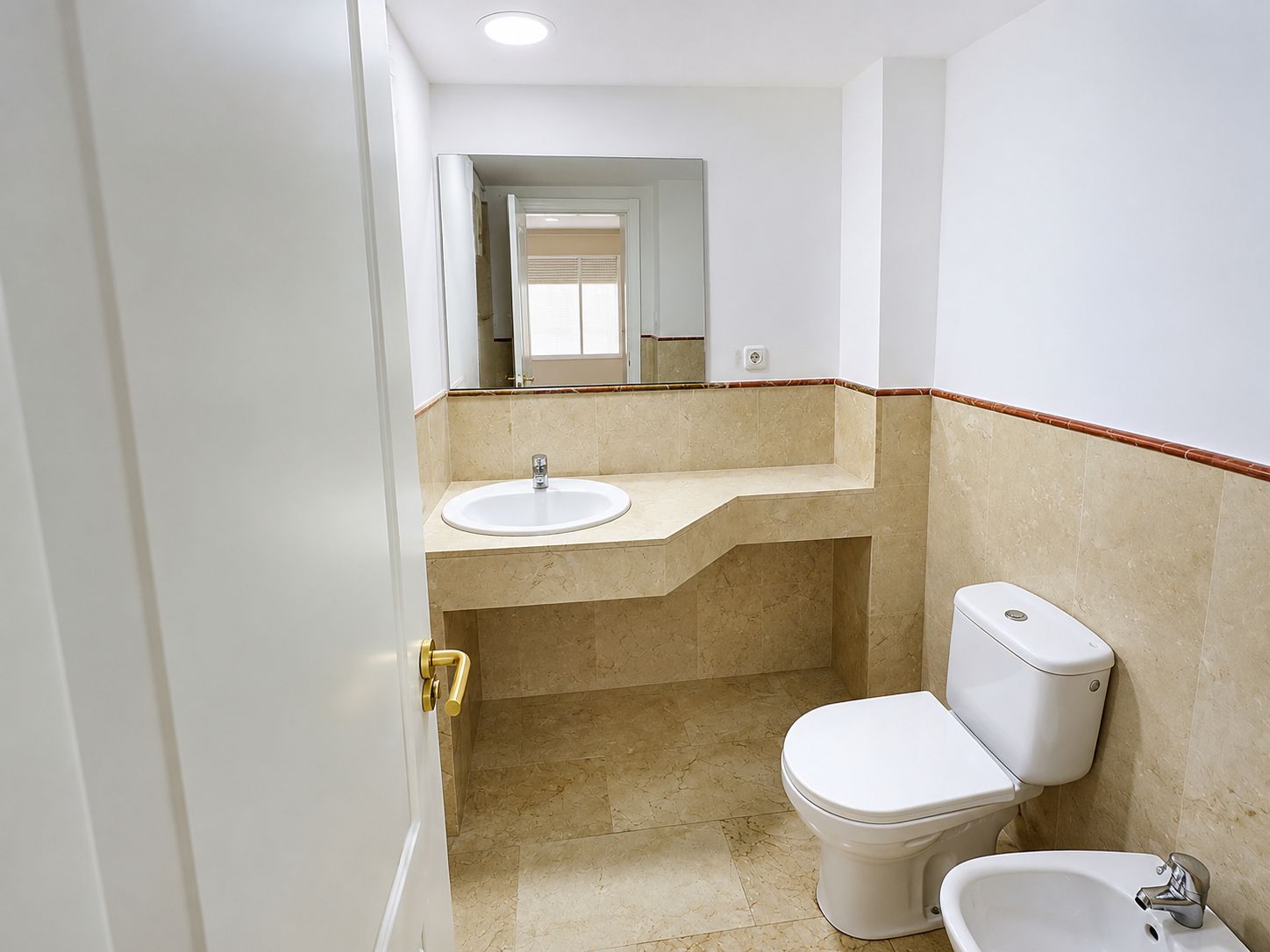Piso-duplex con vistas y parking comunitario, a 5 minutos del mar.