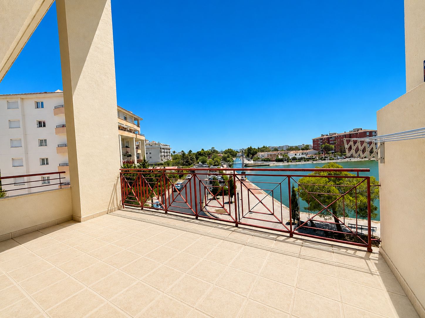 Piso-duplex con vistas y parking comunitario, a 5 minutos del mar.