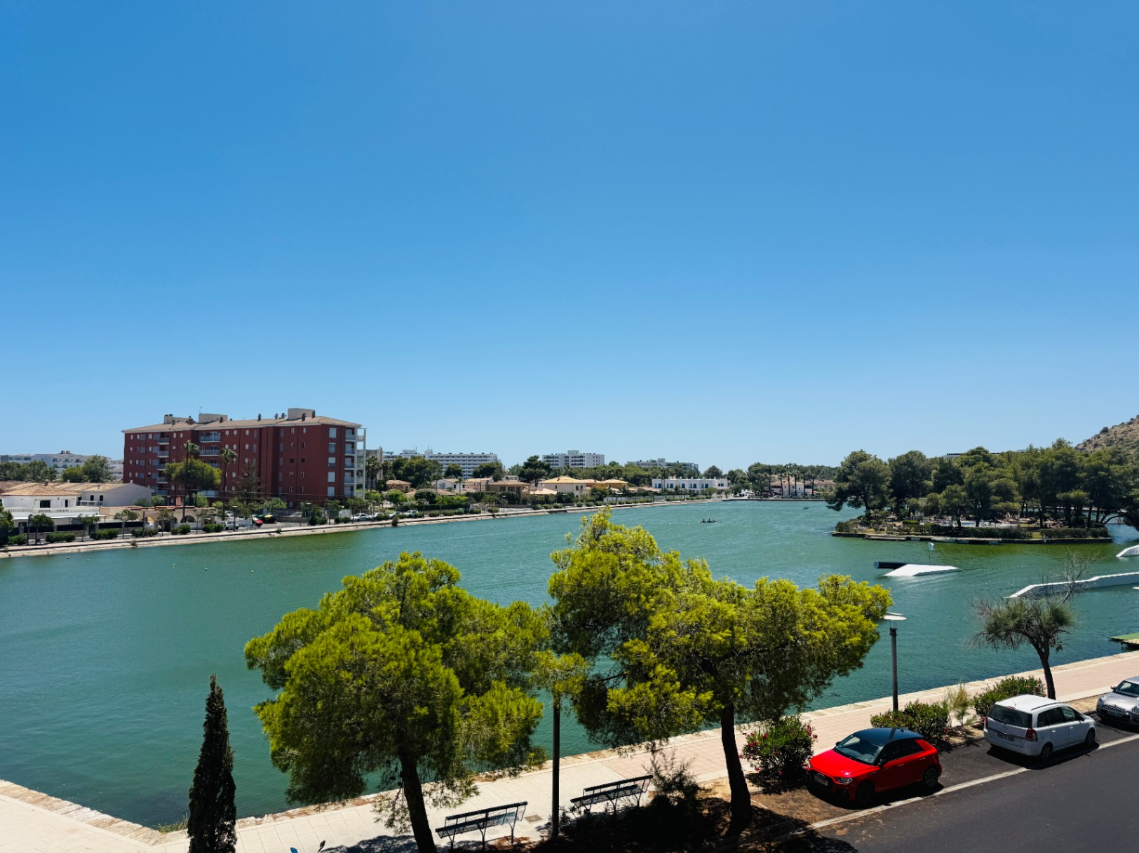 Piso-duplex con vistas y parking comunitario, a 5 minutos del mar.