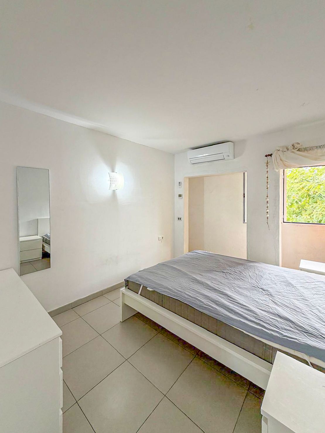 Apartment with terrace and sea views to update
