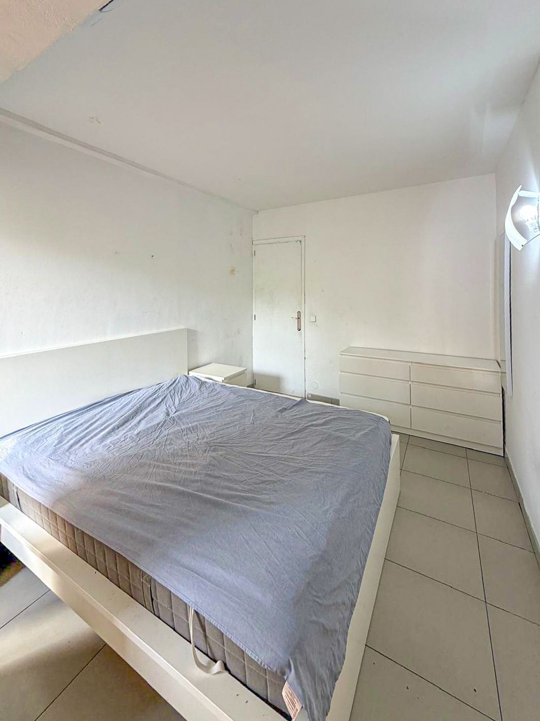 Apartment with terrace and sea views to update