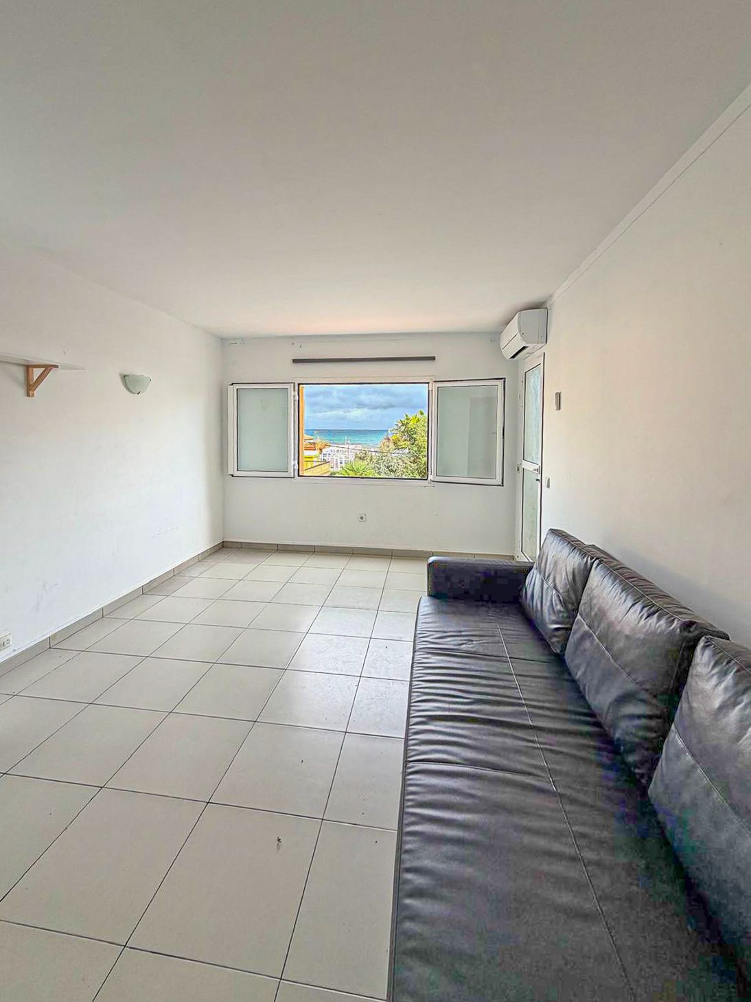 Piso con terraza y vistas al mar para actualizar