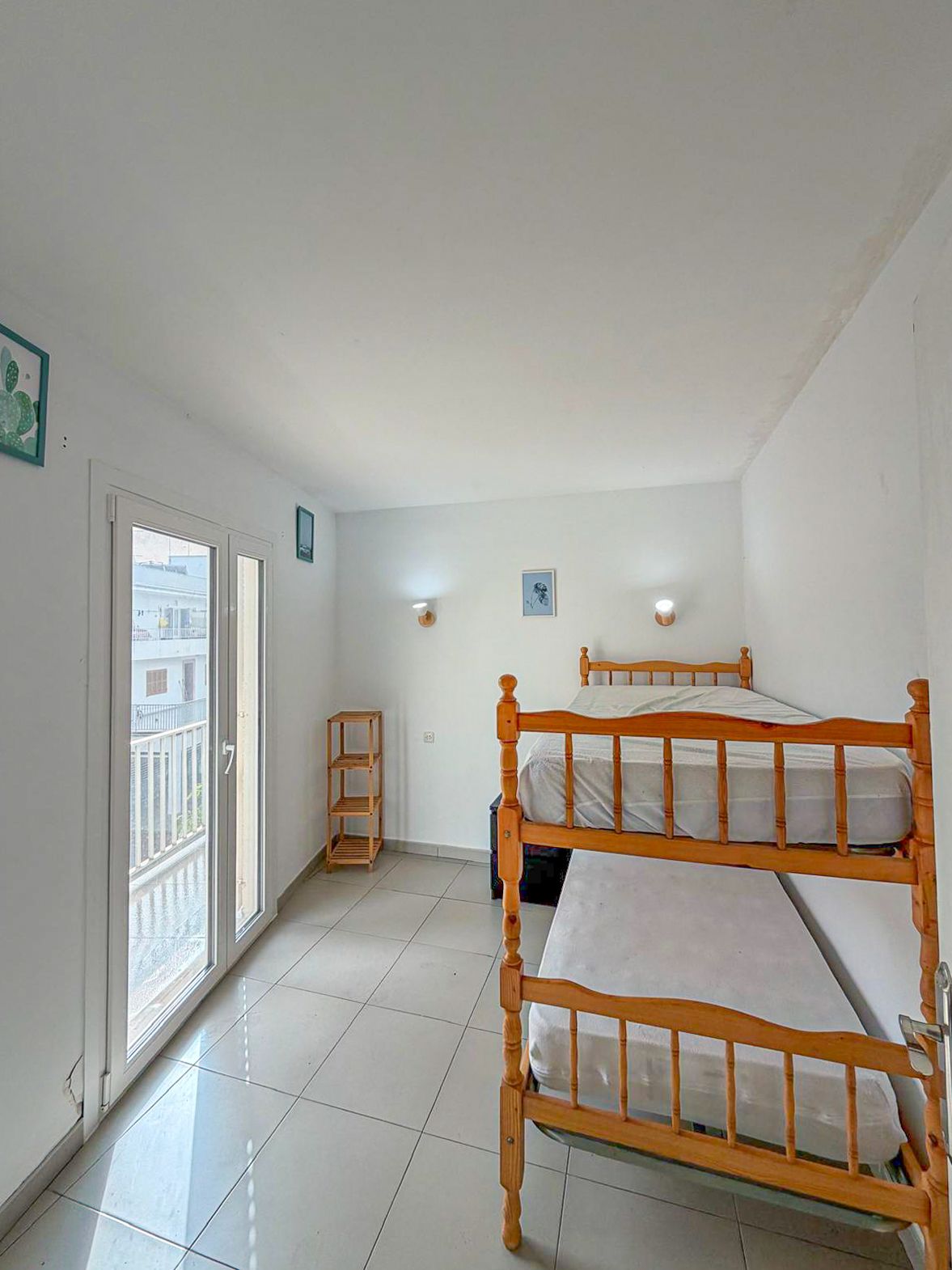 Piso con terraza y vistas al mar para actualizar