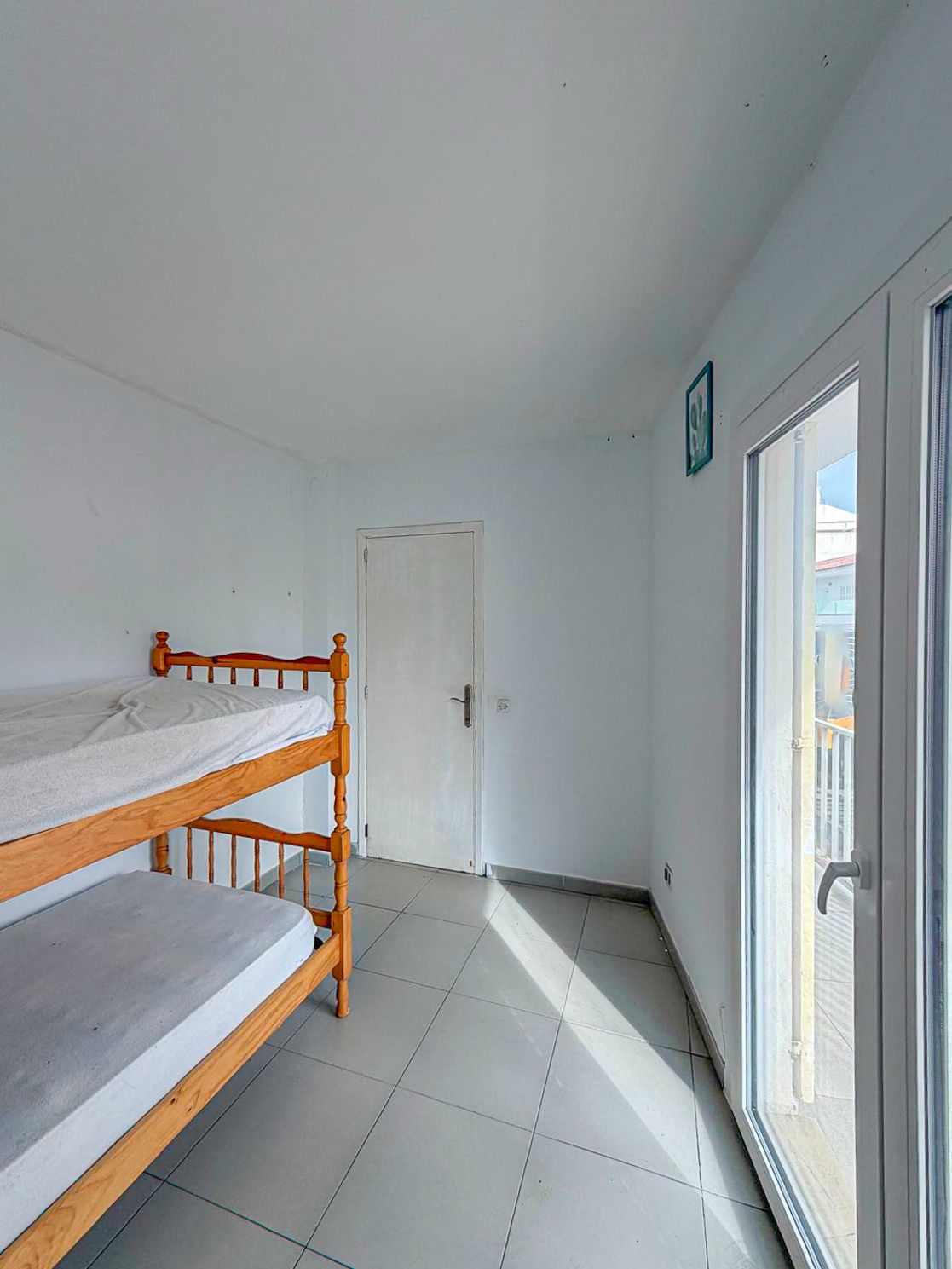 Piso con terraza y vistas al mar para actualizar