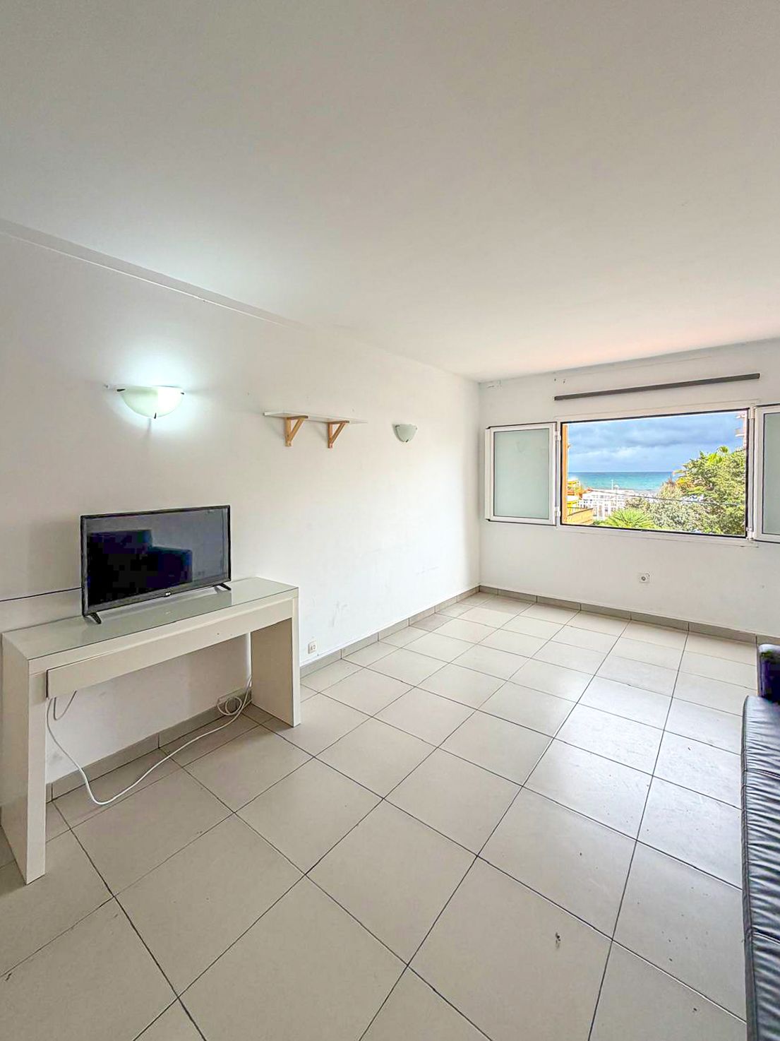 Apartment with terrace and sea views to update