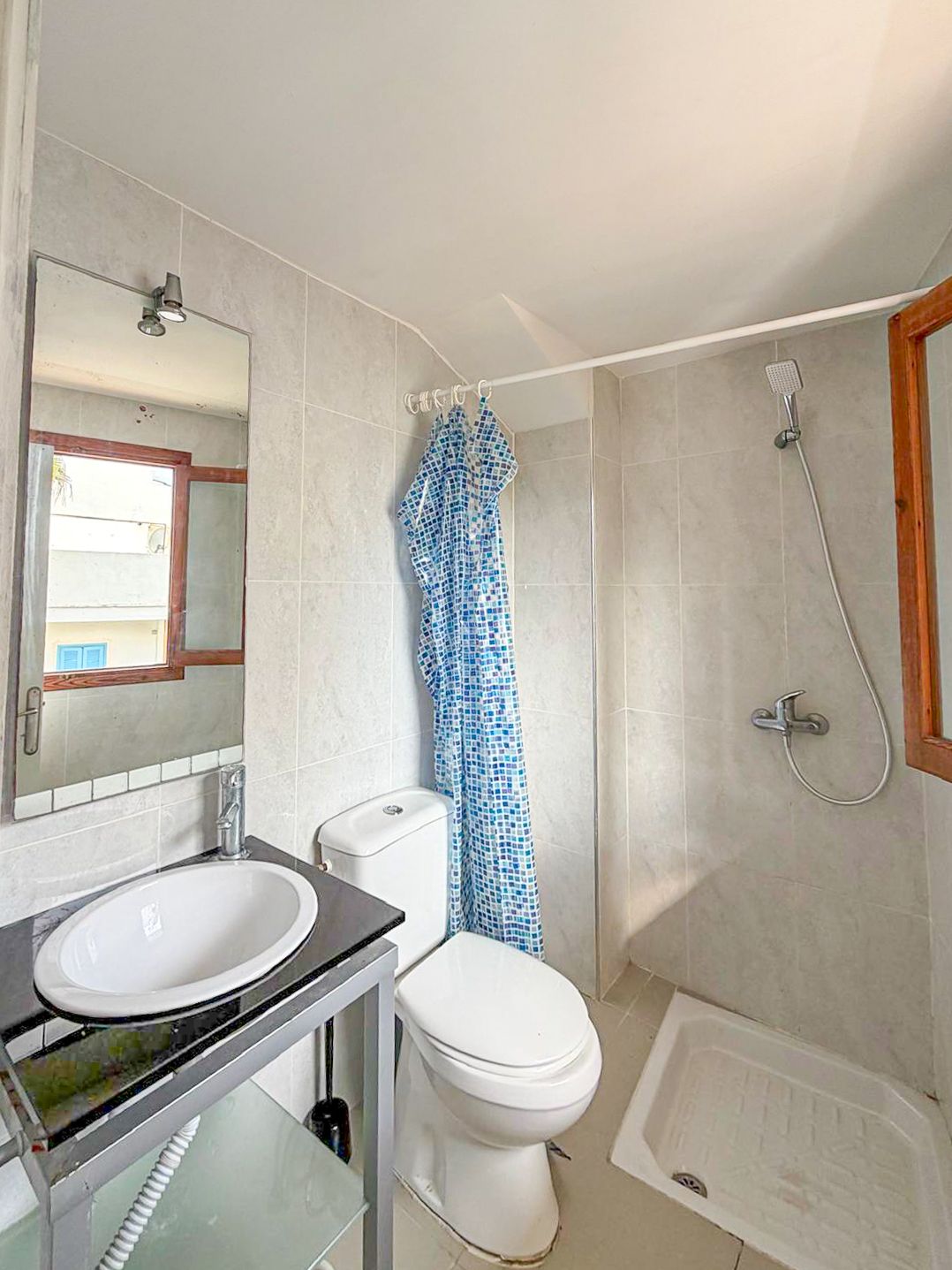 Piso con terraza y vistas al mar para actualizar