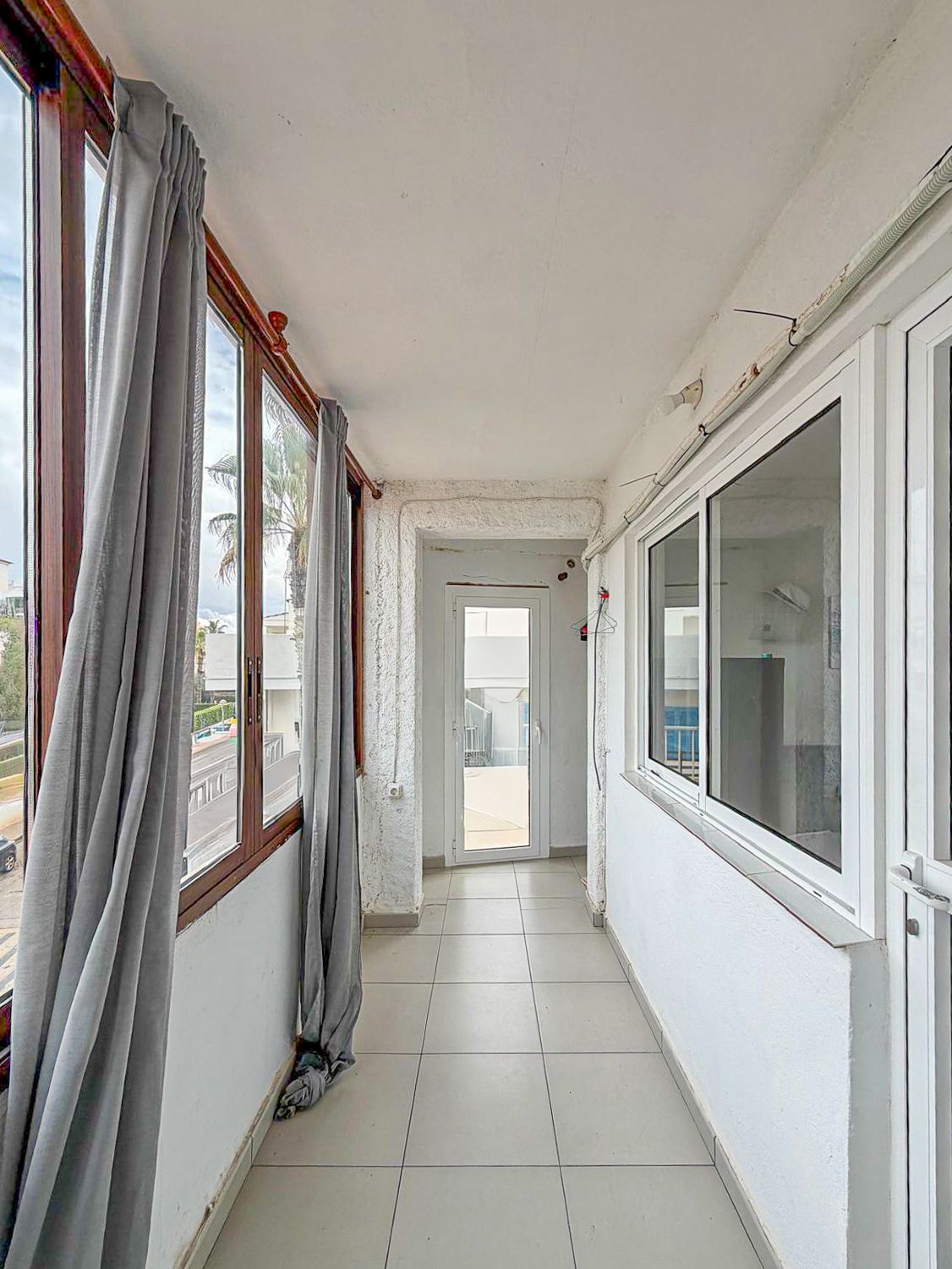 Piso con terraza y vistas al mar para actualizar
