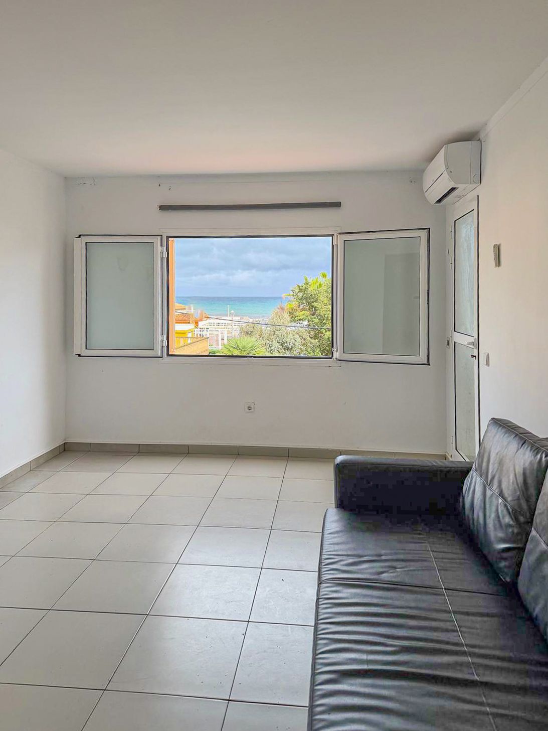 Piso con terraza y vistas al mar para actualizar