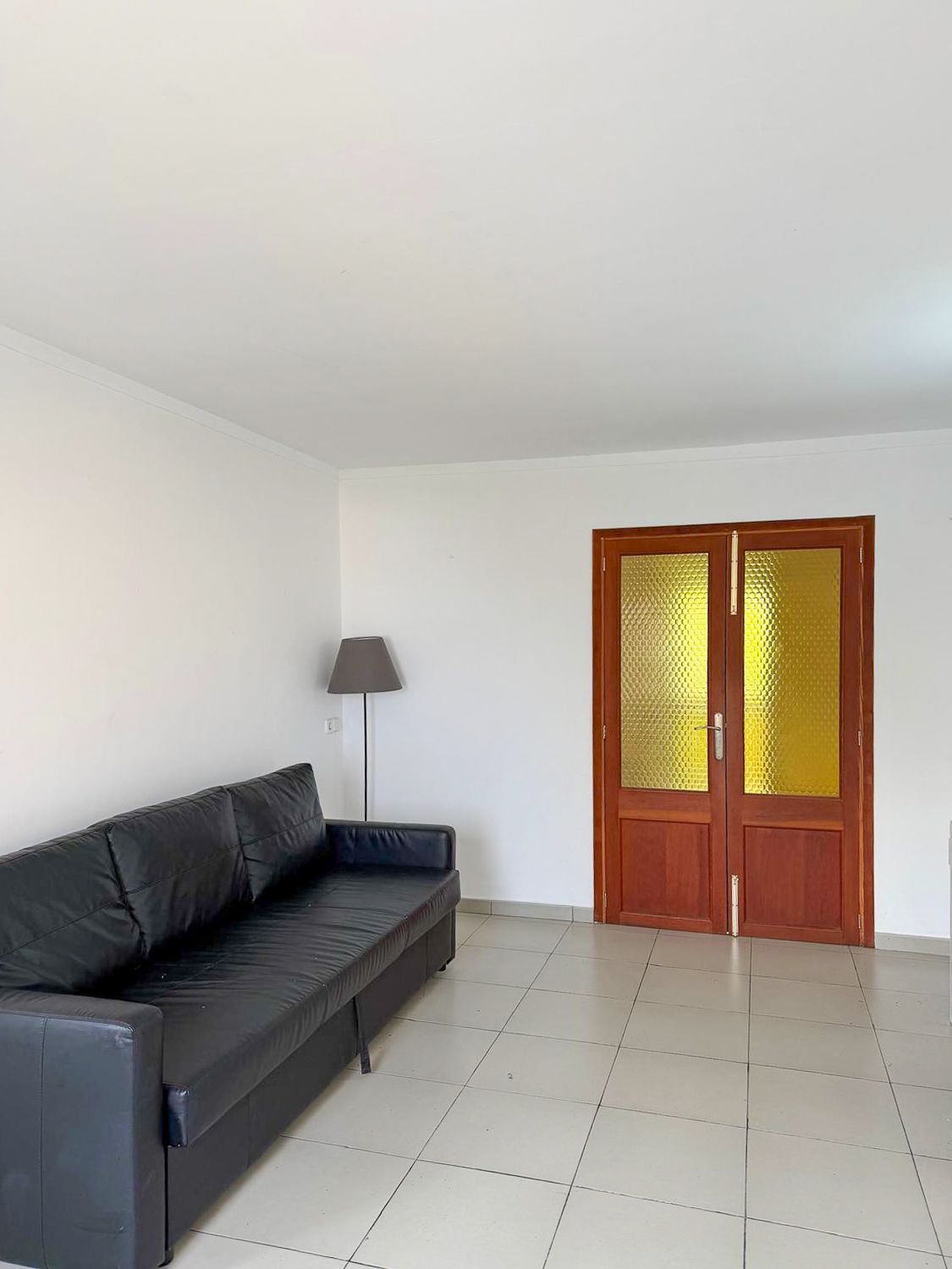 Apartment with terrace and sea views to update