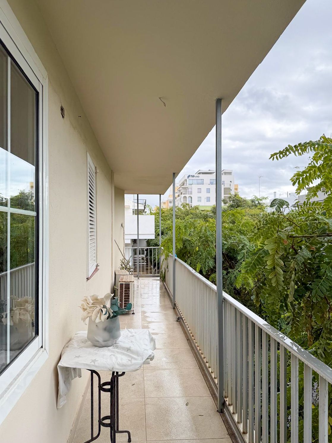 Piso con terraza y vistas al mar para actualizar
