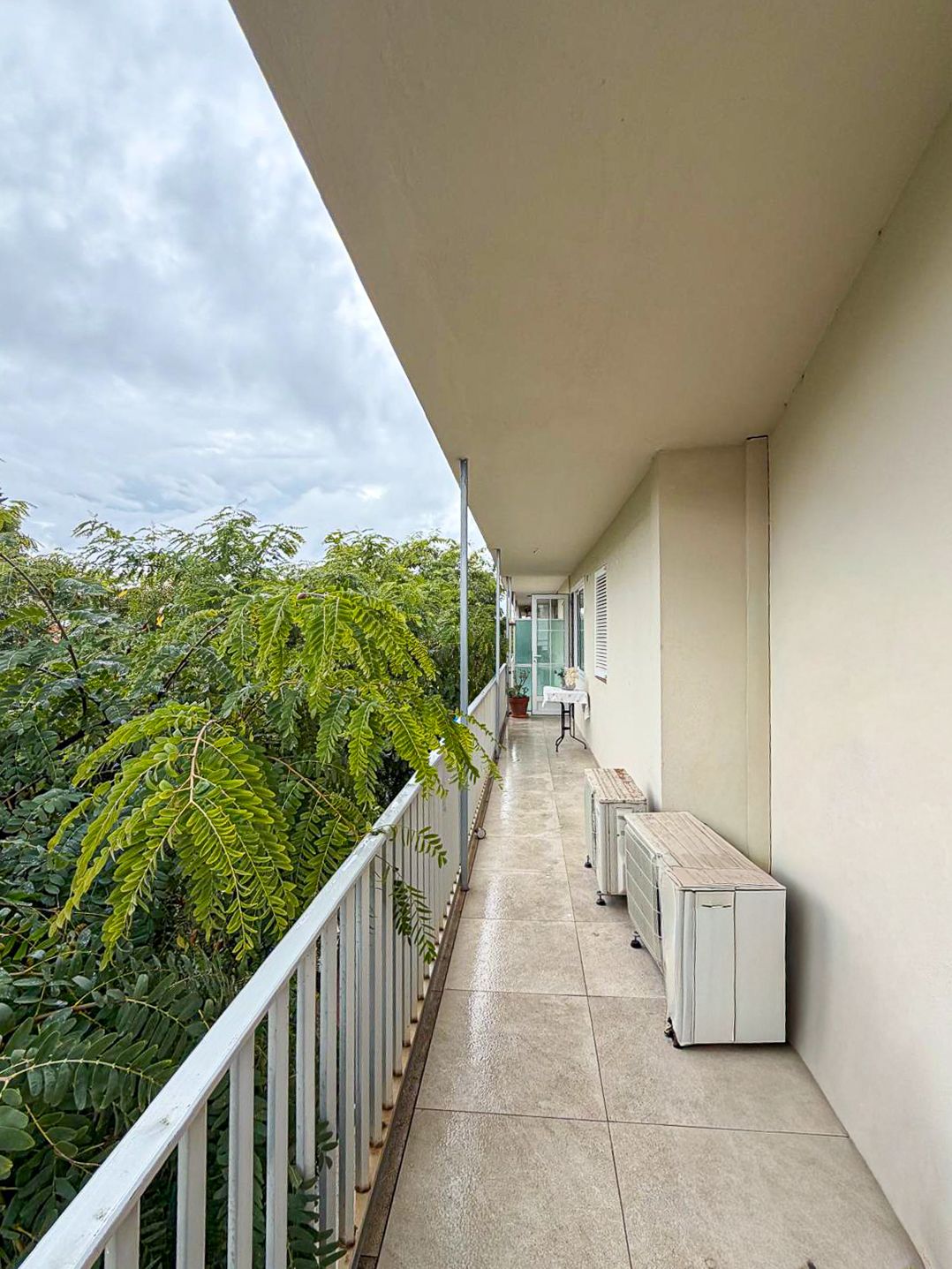 Piso con terraza y vistas al mar para actualizar