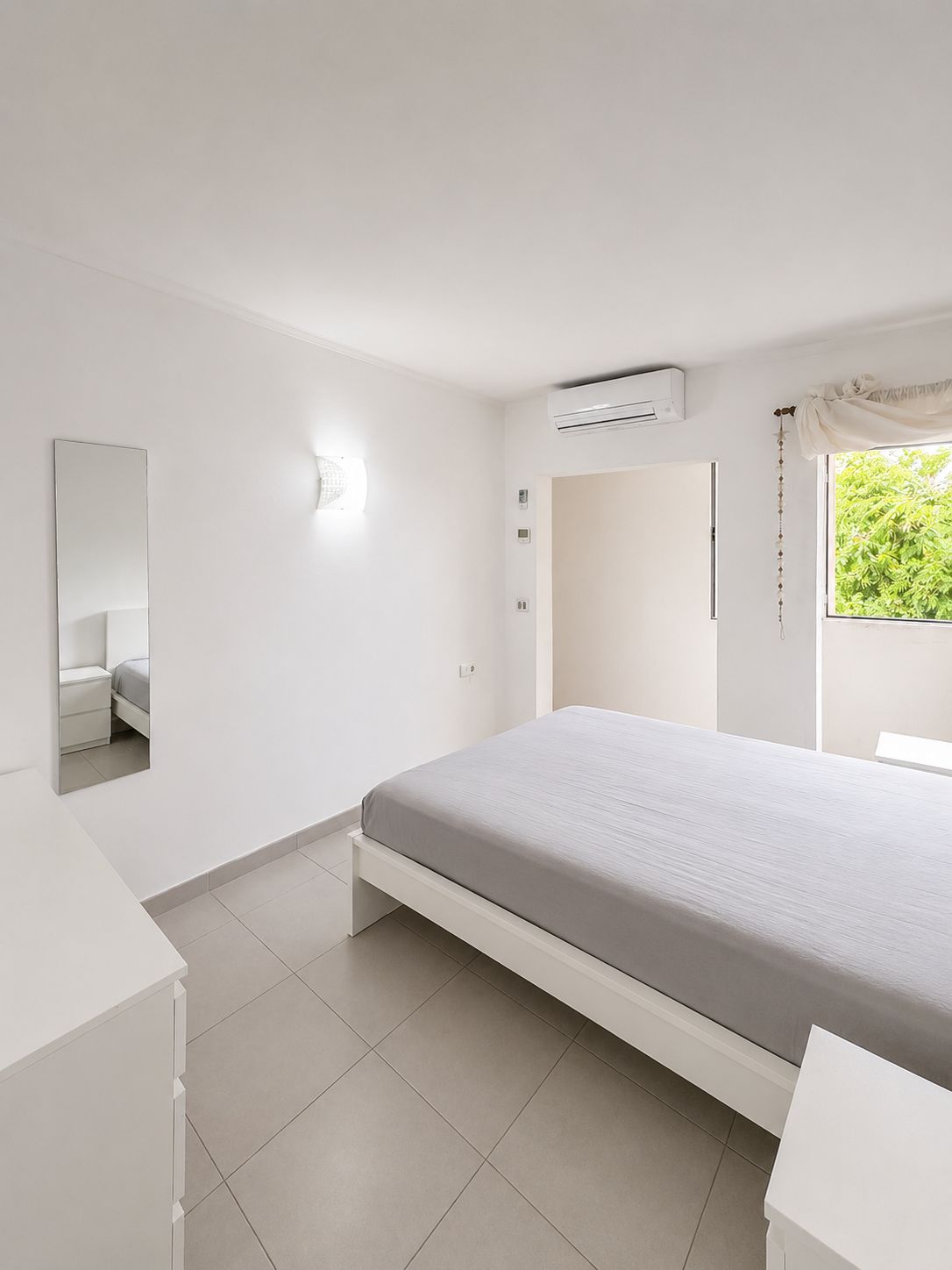 Piso con terraza y vistas al mar para actualizar