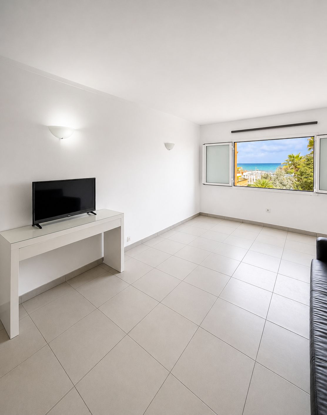 Piso con terraza y vistas al mar para actualizar