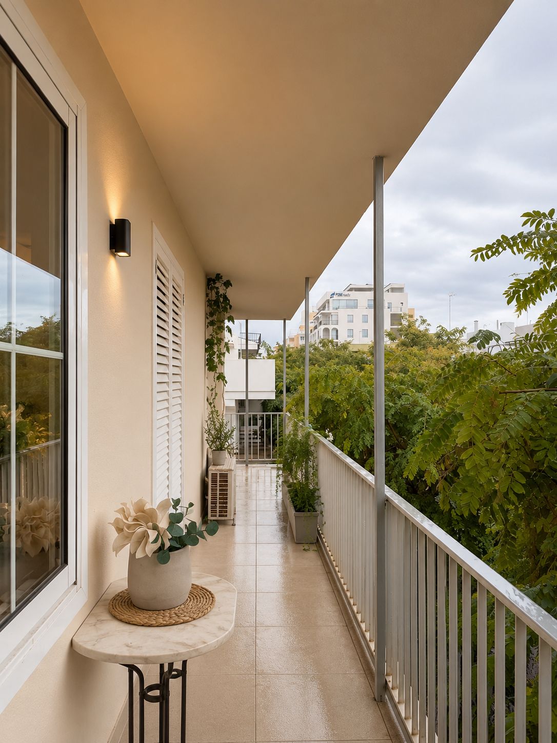 Piso con terraza y vistas al mar para actualizar