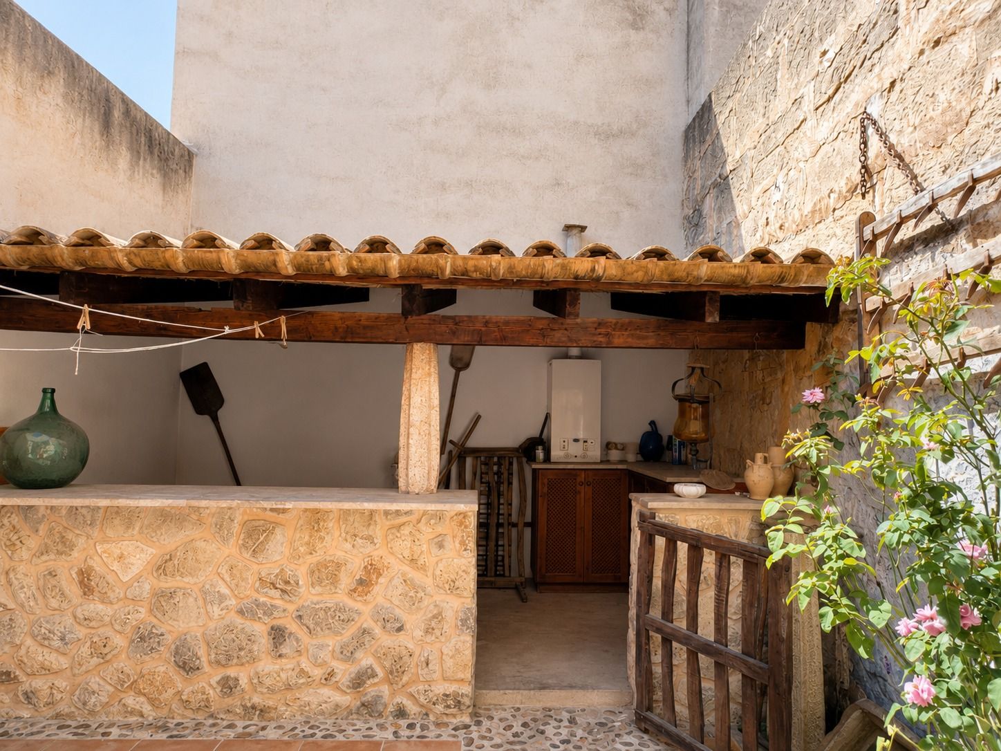 Tradicional y exclusiva casa de pueblo con terraza y patio en el corazón de Petra.