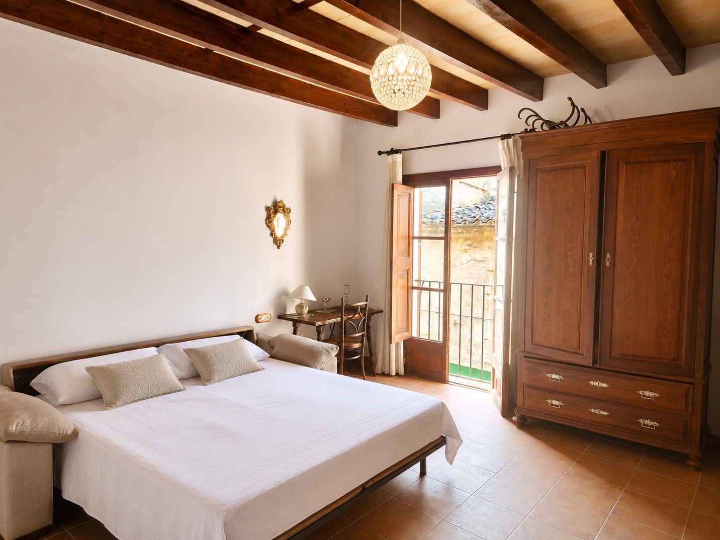 Tradicional y exclusiva casa de pueblo con terraza y patio en el corazón de Petra.
