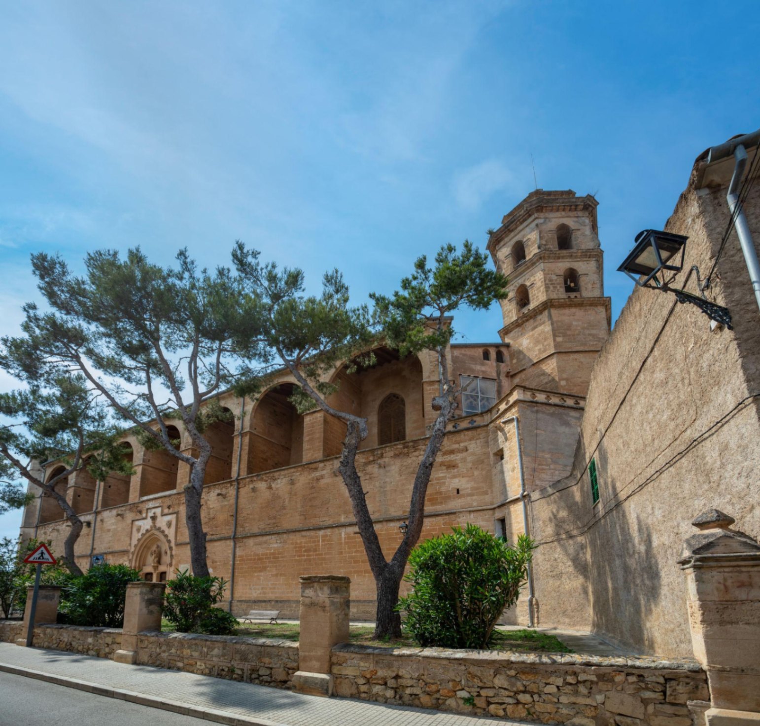 Maison de village traditionnelle et exclusive avec terrasse et patio au cœur de Petra.