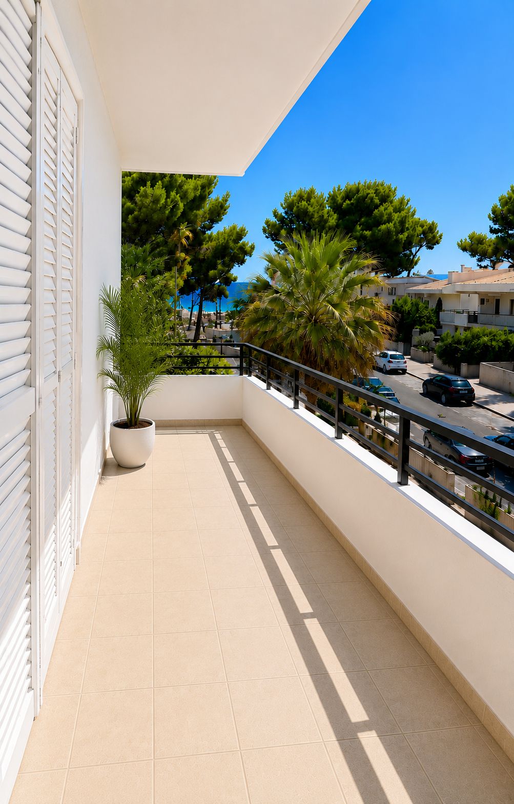 Appartement rénové de 45 m² à Platja de Muro avec balcon et vue sur la mer.