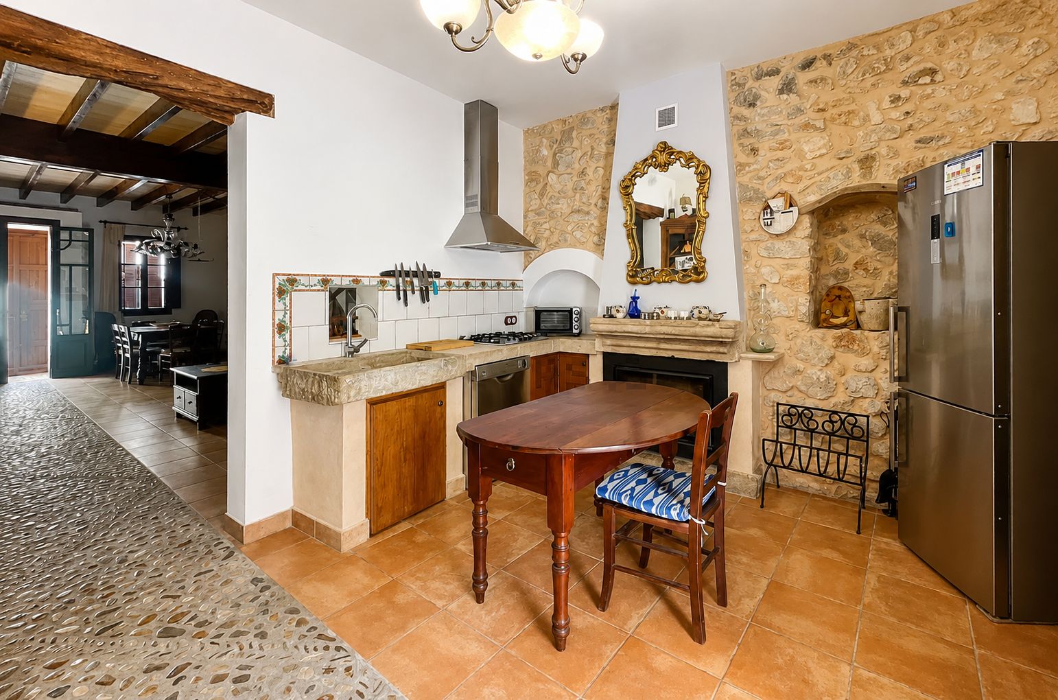 Tradicional y exclusiva casa de pueblo con terraza y patio en el corazón de Petra.