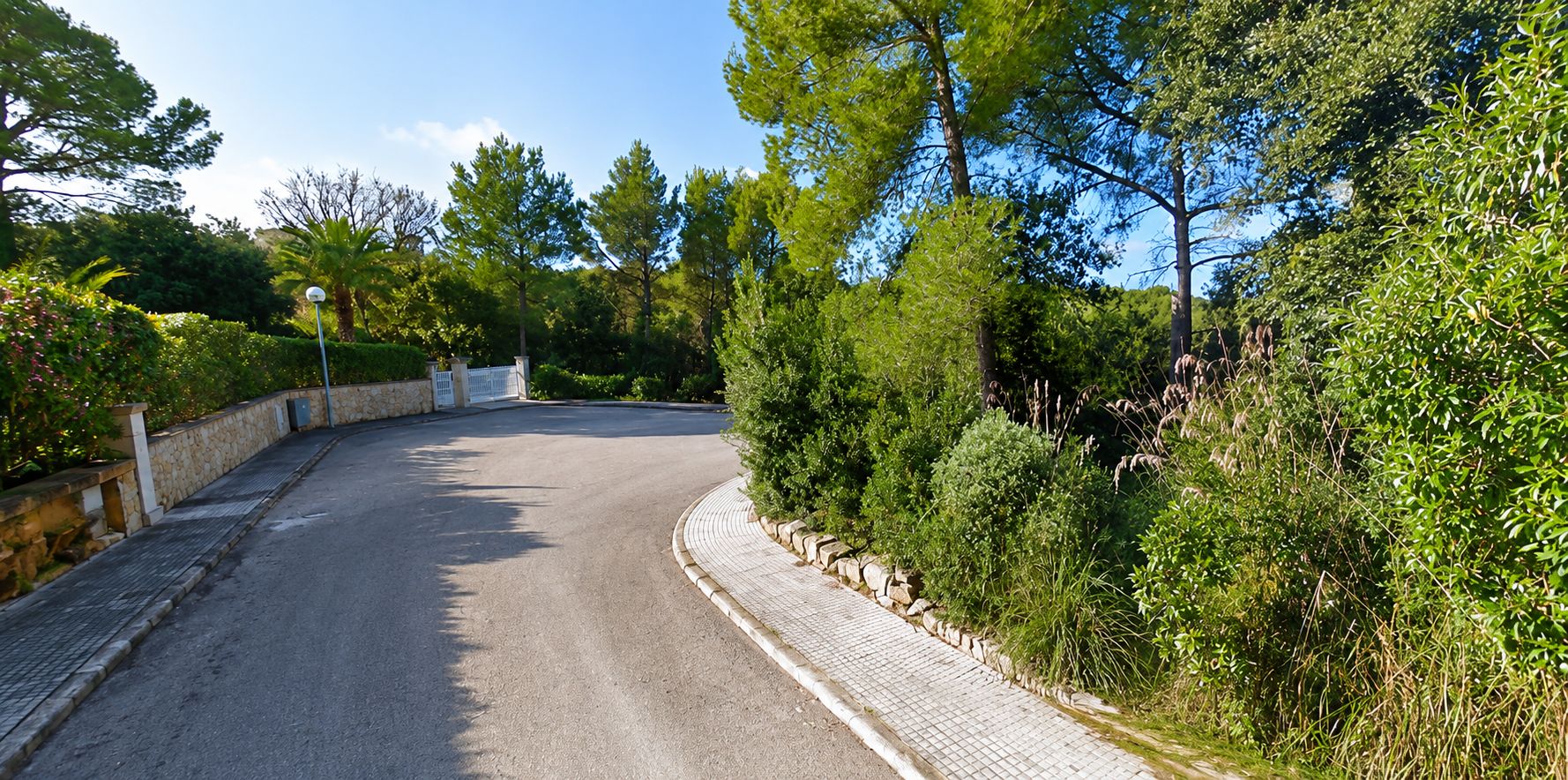 Exklusive städtische Parzelle von 710 m² in Bonaire (Alcúdia) mit verfügbarer Vorprojektplanung.