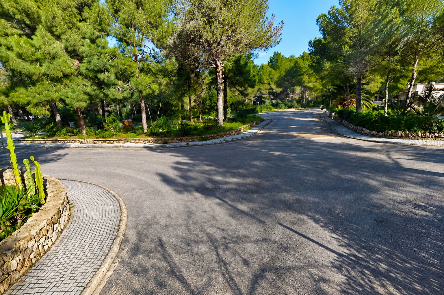 Exklusive städtische Parzelle von 710 m² in Bonaire (Alcúdia) mit verfügbarer Vorprojektplanung.