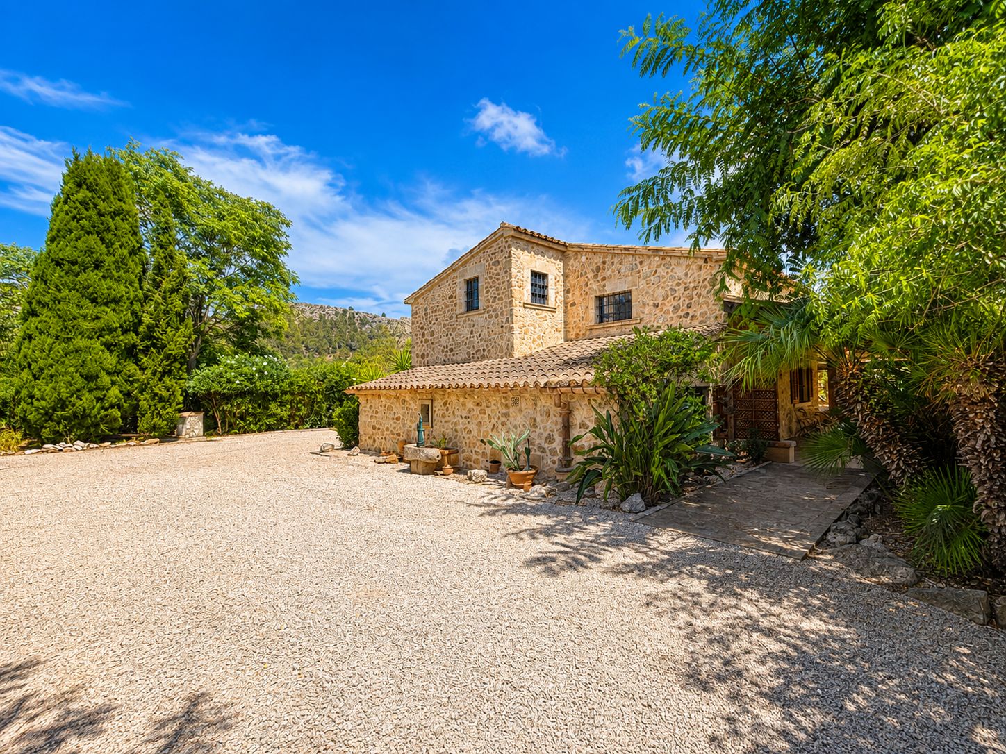 Rustic estate with views, pool, privacy, and Mallorcan charm in Pollença.
