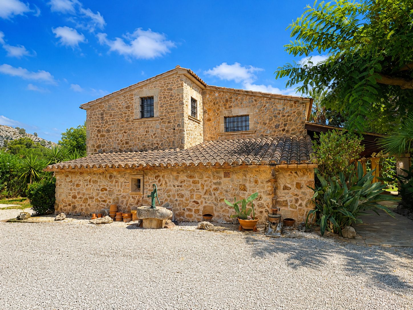 Rustic estate with views, pool, privacy, and Mallorcan charm in Pollença.