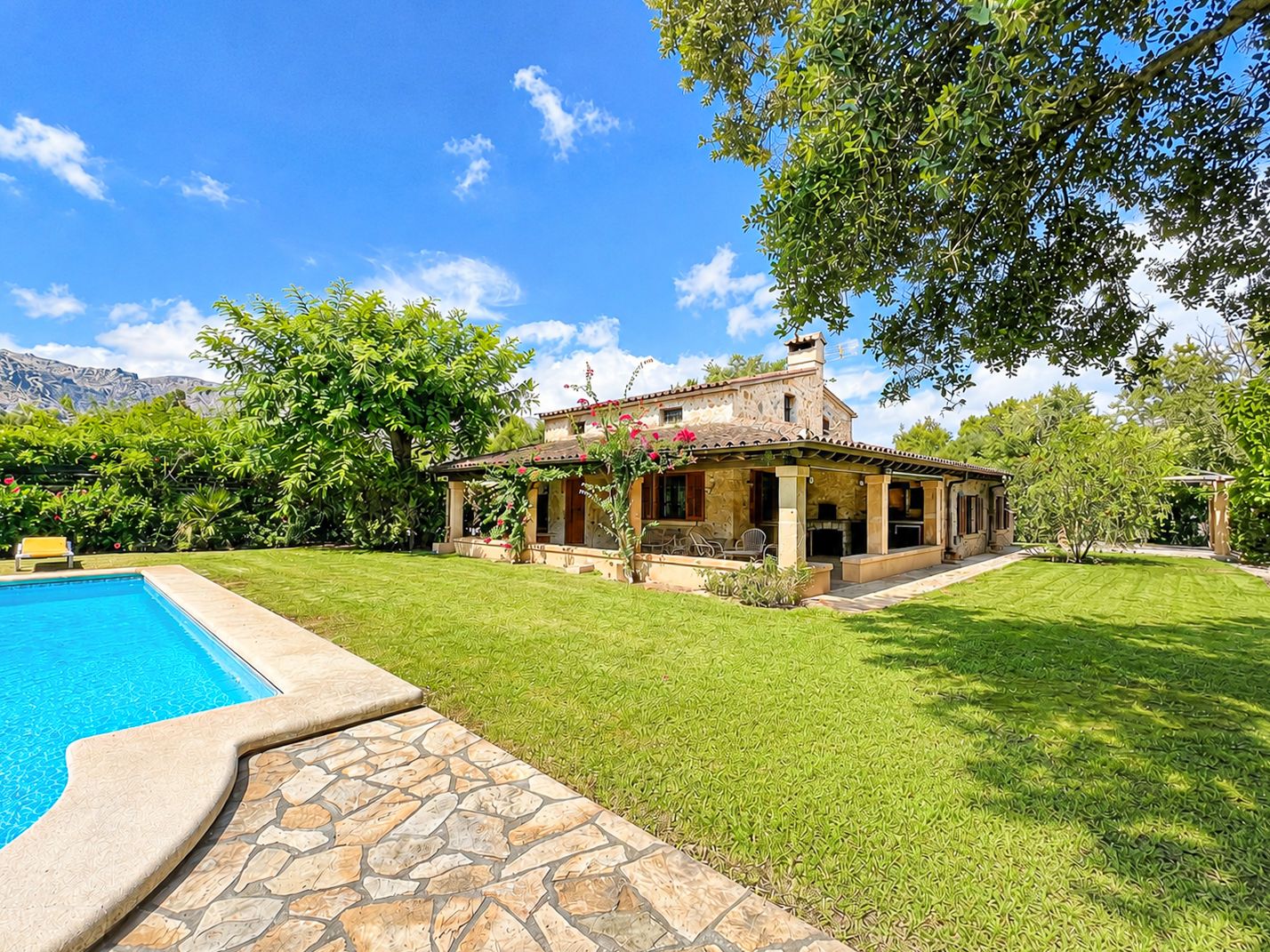 Rustic estate with views, pool, privacy, and Mallorcan charm in Pollença.