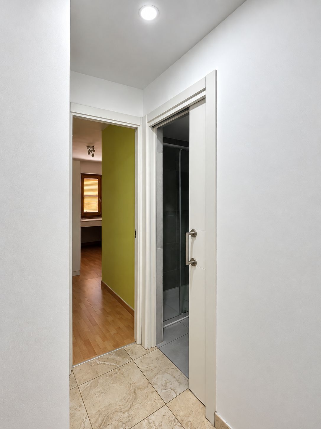 Geräumige Wohnung mit Aufzug nur wenige Meter vom Meer in bevorzugter Lage.