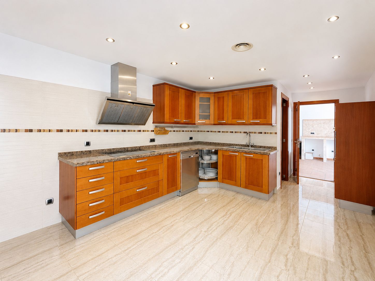 Grande maison unifamiliale de 2 étages prête à emménager.