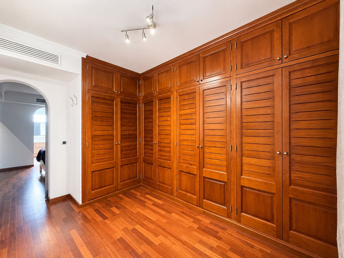 Grande maison unifamiliale de 2 étages prête à emménager.