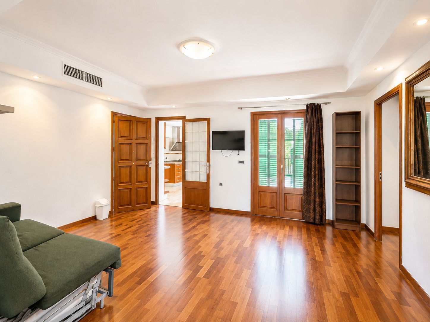 Grande maison unifamiliale de 2 étages prête à emménager.