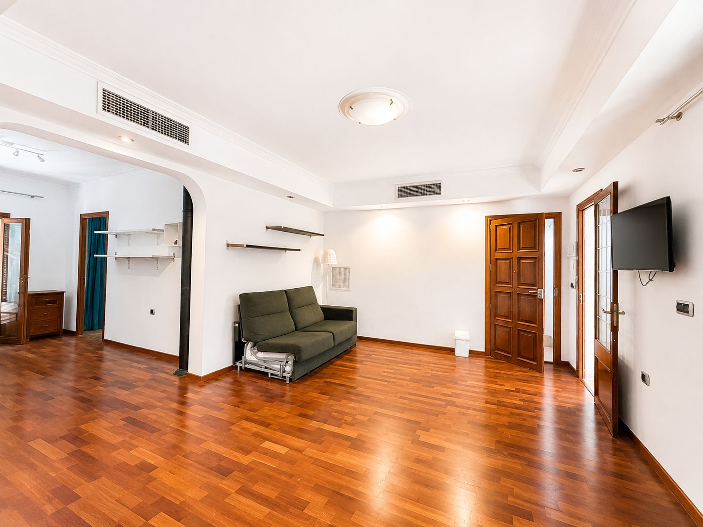 Grande maison unifamiliale de 2 étages prête à emménager.