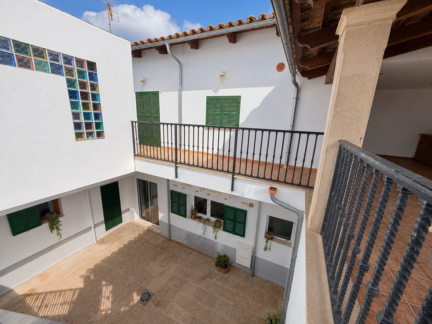 Grande maison unifamiliale de 2 étages prête à emménager.