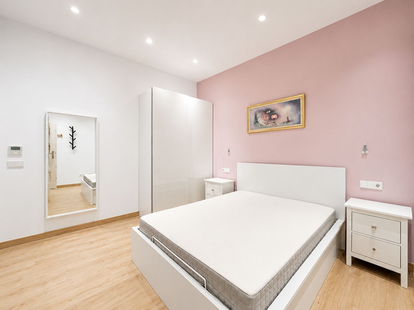 Grande maison unifamiliale de 2 étages prête à emménager.