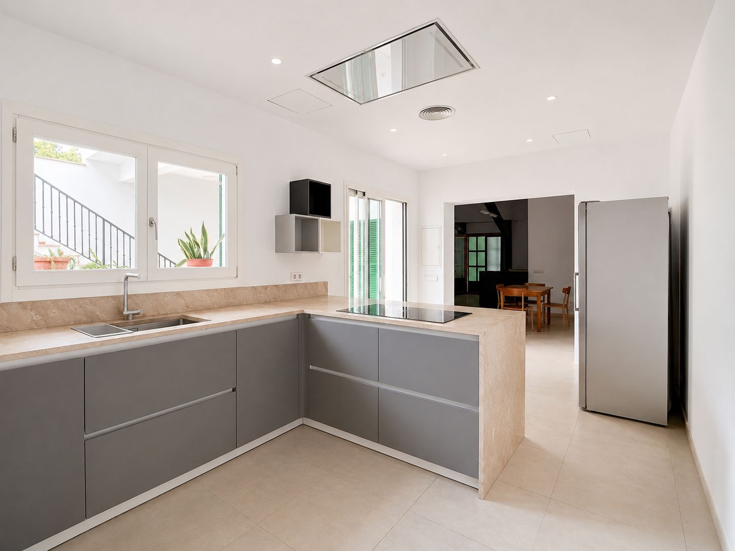 Grande maison unifamiliale de 2 étages prête à emménager.