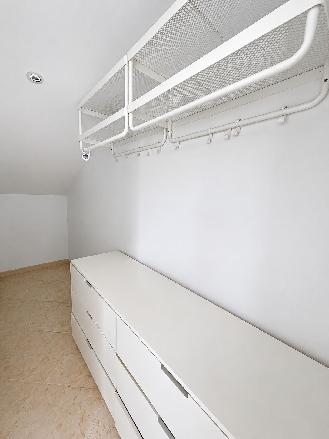 Grande maison unifamiliale de 2 étages prête à emménager.