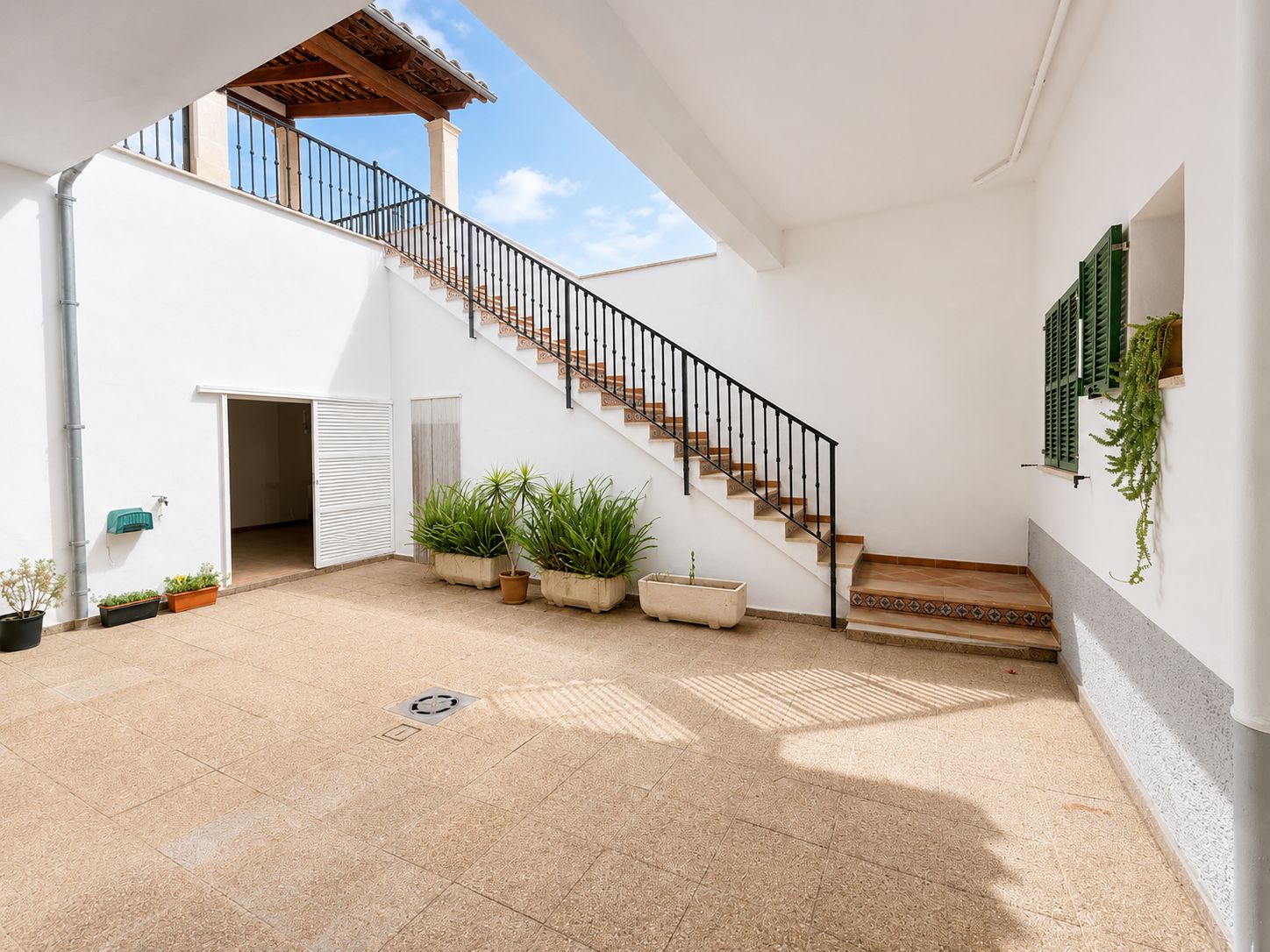 Grande maison unifamiliale de 2 étages prête à emménager.