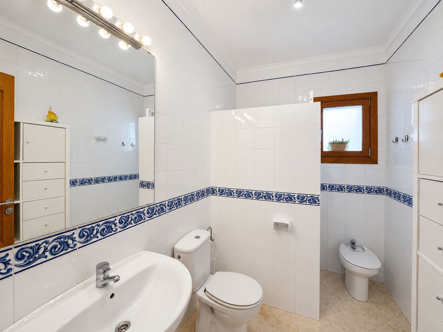 Grande maison unifamiliale de 2 étages prête à emménager.