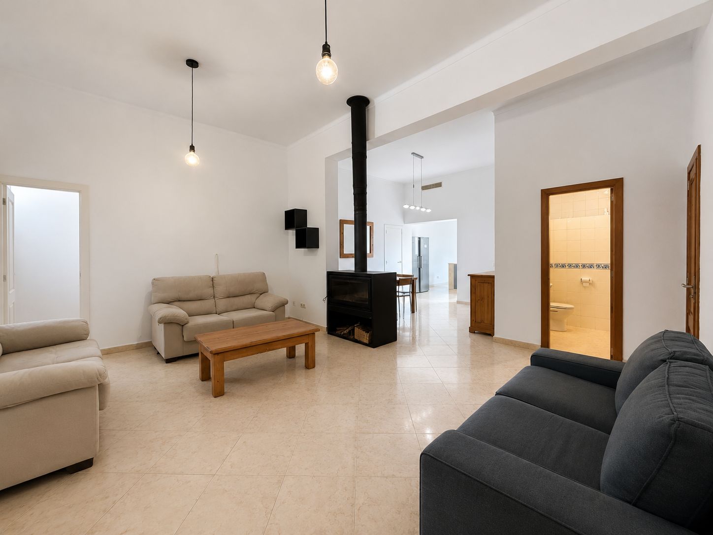 Grande maison unifamiliale de 2 étages prête à emménager.